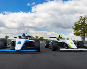 Deux monoplaces Formule 4 sur piste