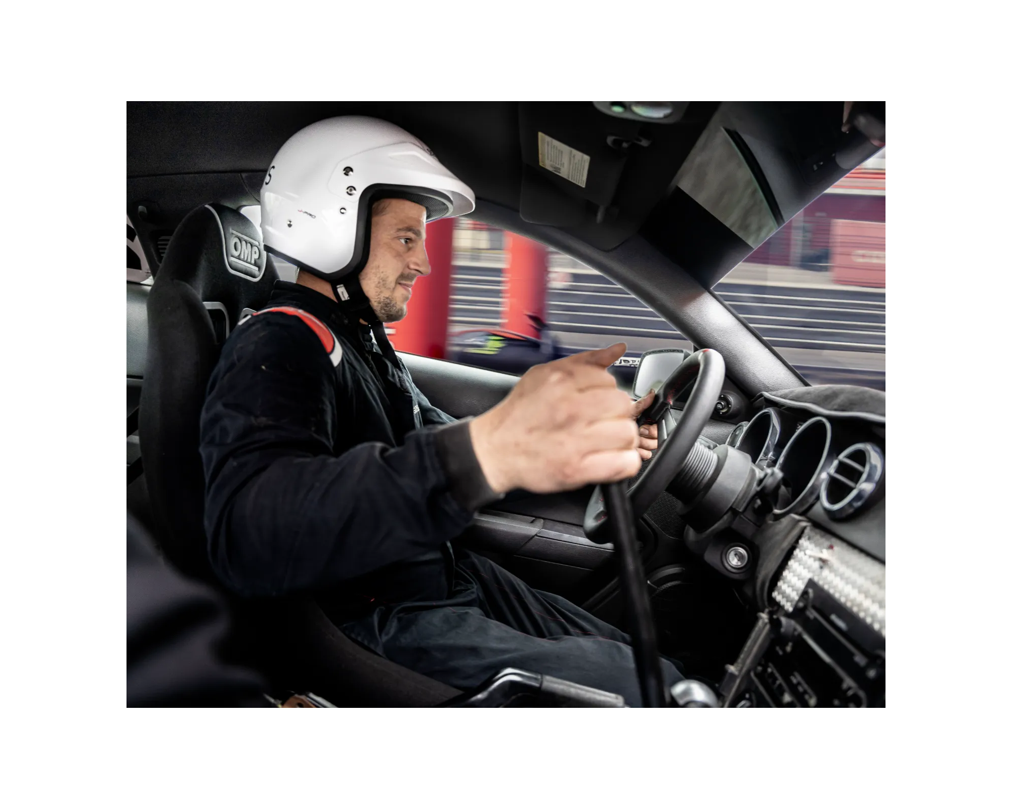 Homme au volant en stage de pilotage Gymkhana