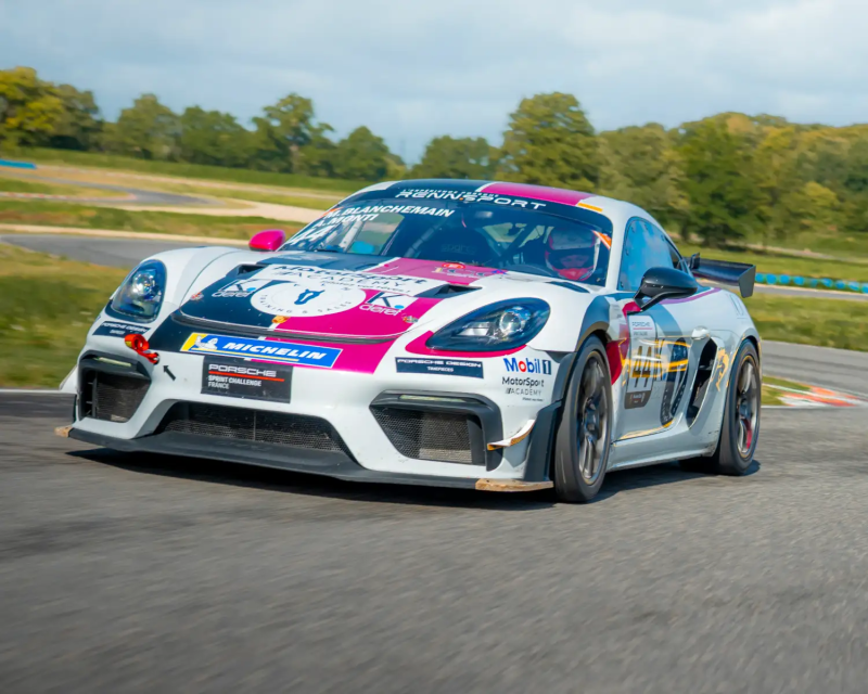 Porsche 718 Cayman GT4 RS CS en 3/4 avant