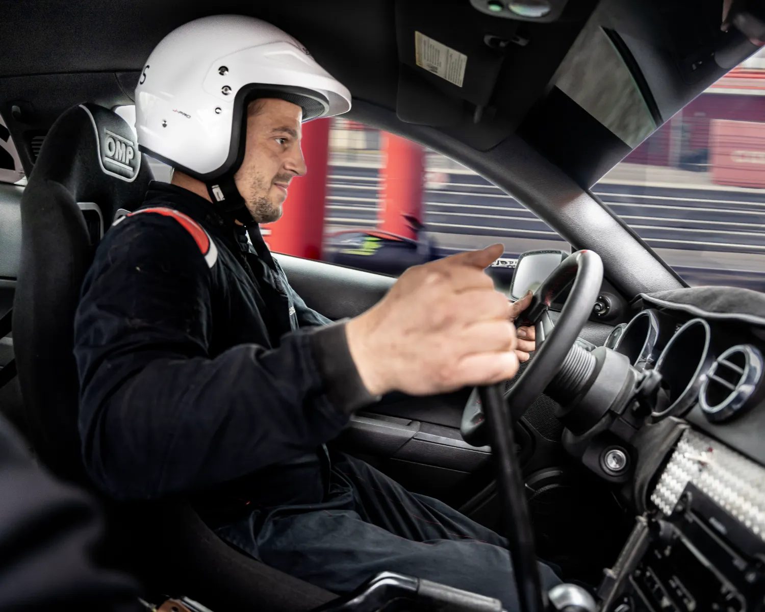 Homme au volant en stage de pilotage Gymkhana