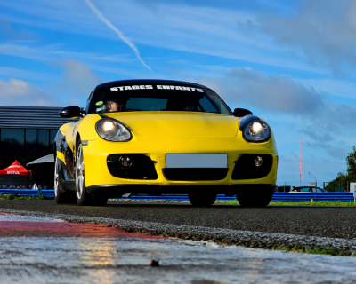 Porsche Cayman de face