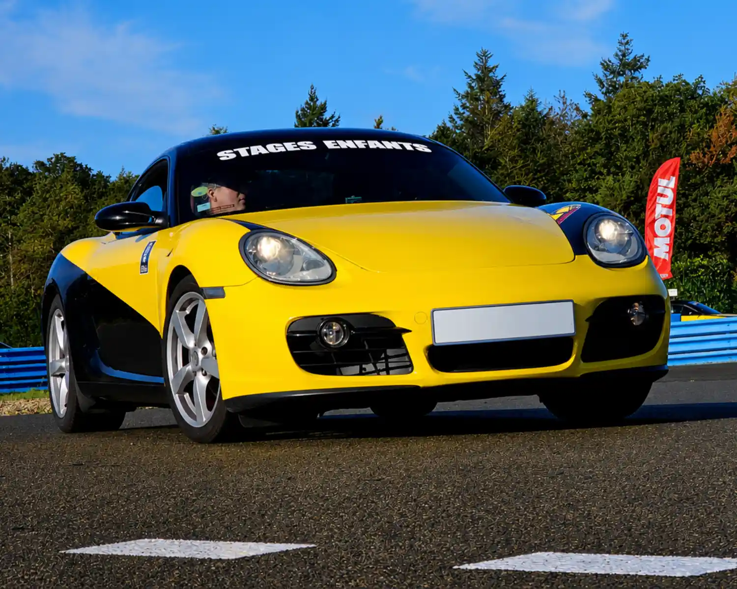 Porsche Cayman de face