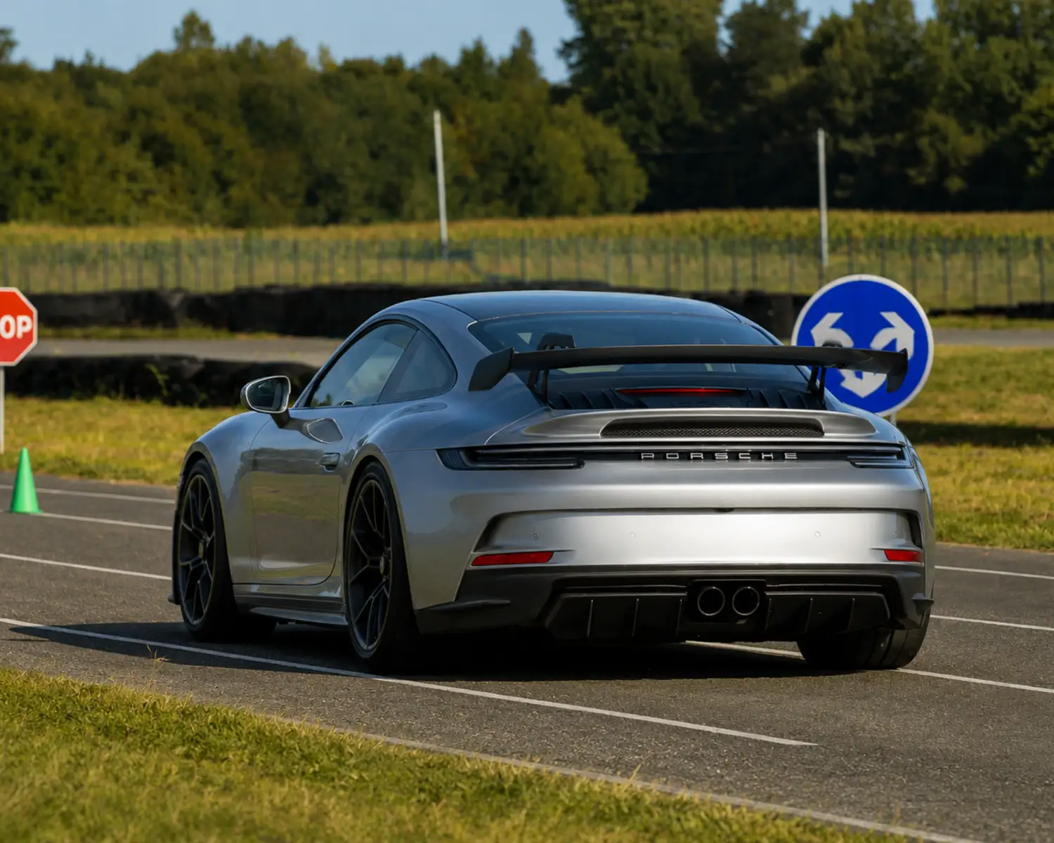 Porsche 992 sur circuit