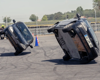 Deux voitures roulant sur deux roues