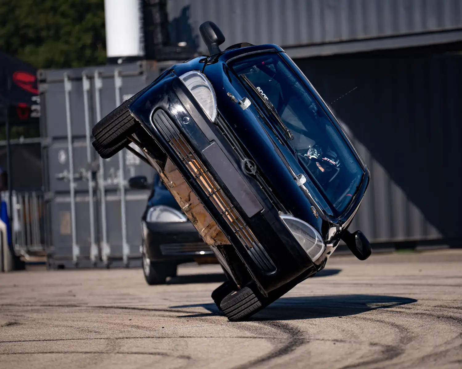 Voiture roulant sur deux roues
