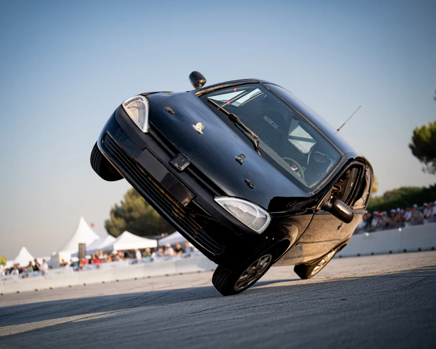 Voiture roulant sur deux roues