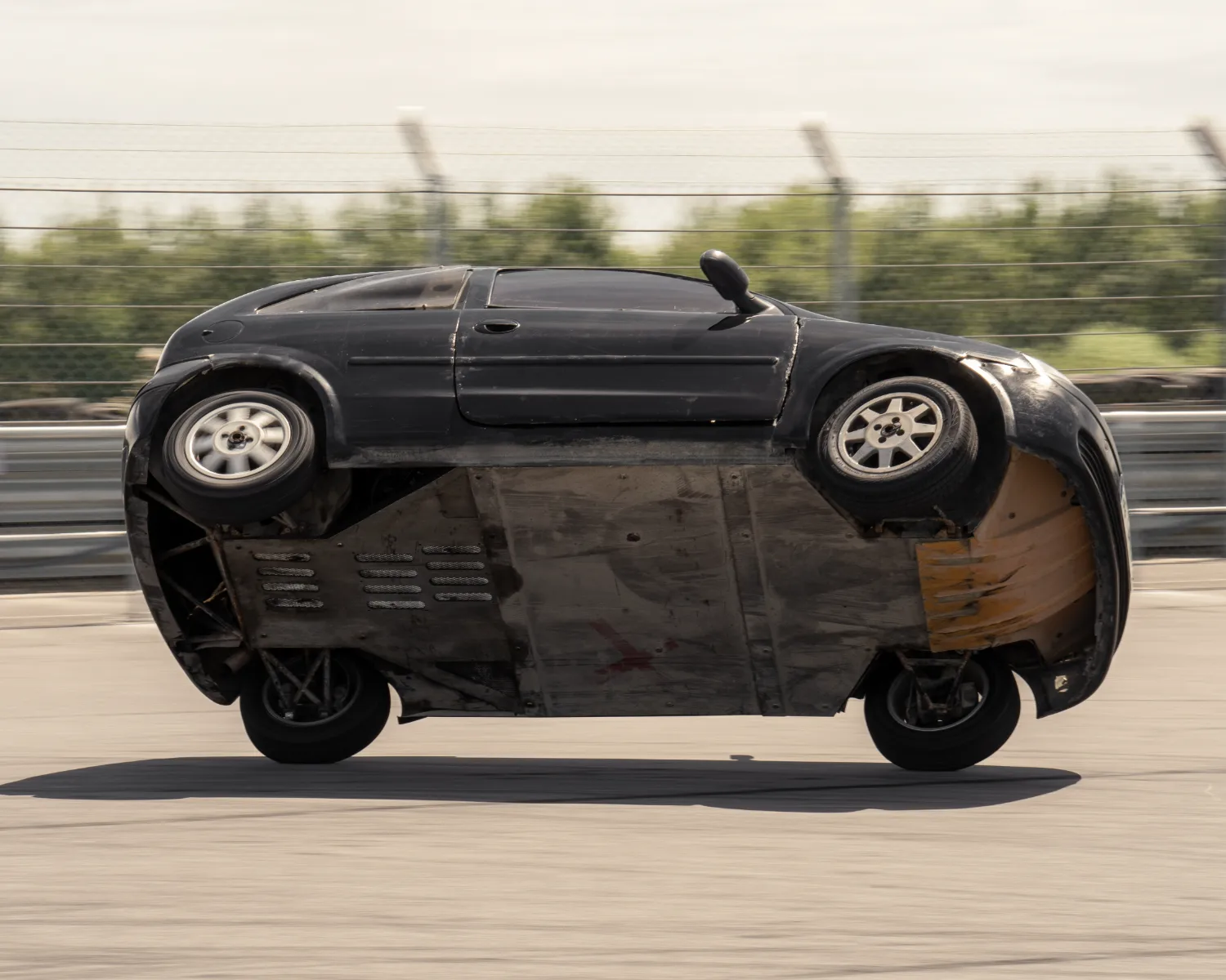 Voiture roulant sur deux roues