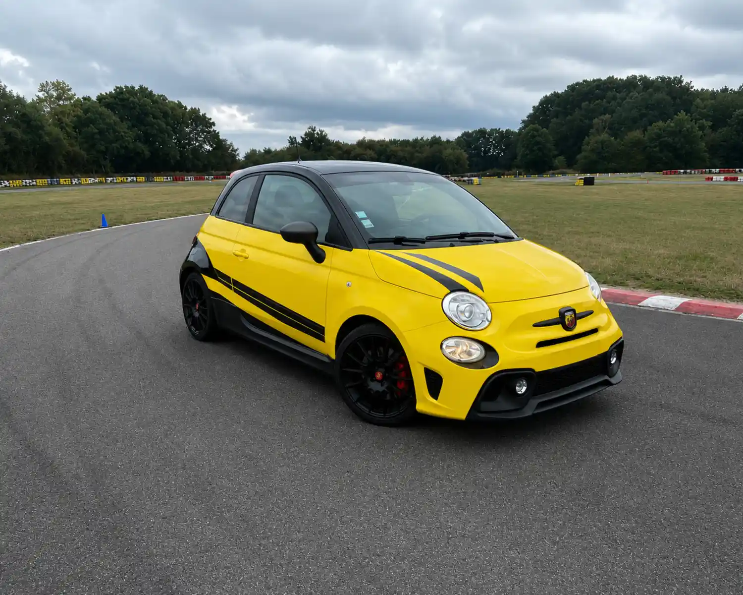 Fiat 500 abarth sur circuit