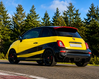 Vue arrière Fiat 500 abarth sur circuit