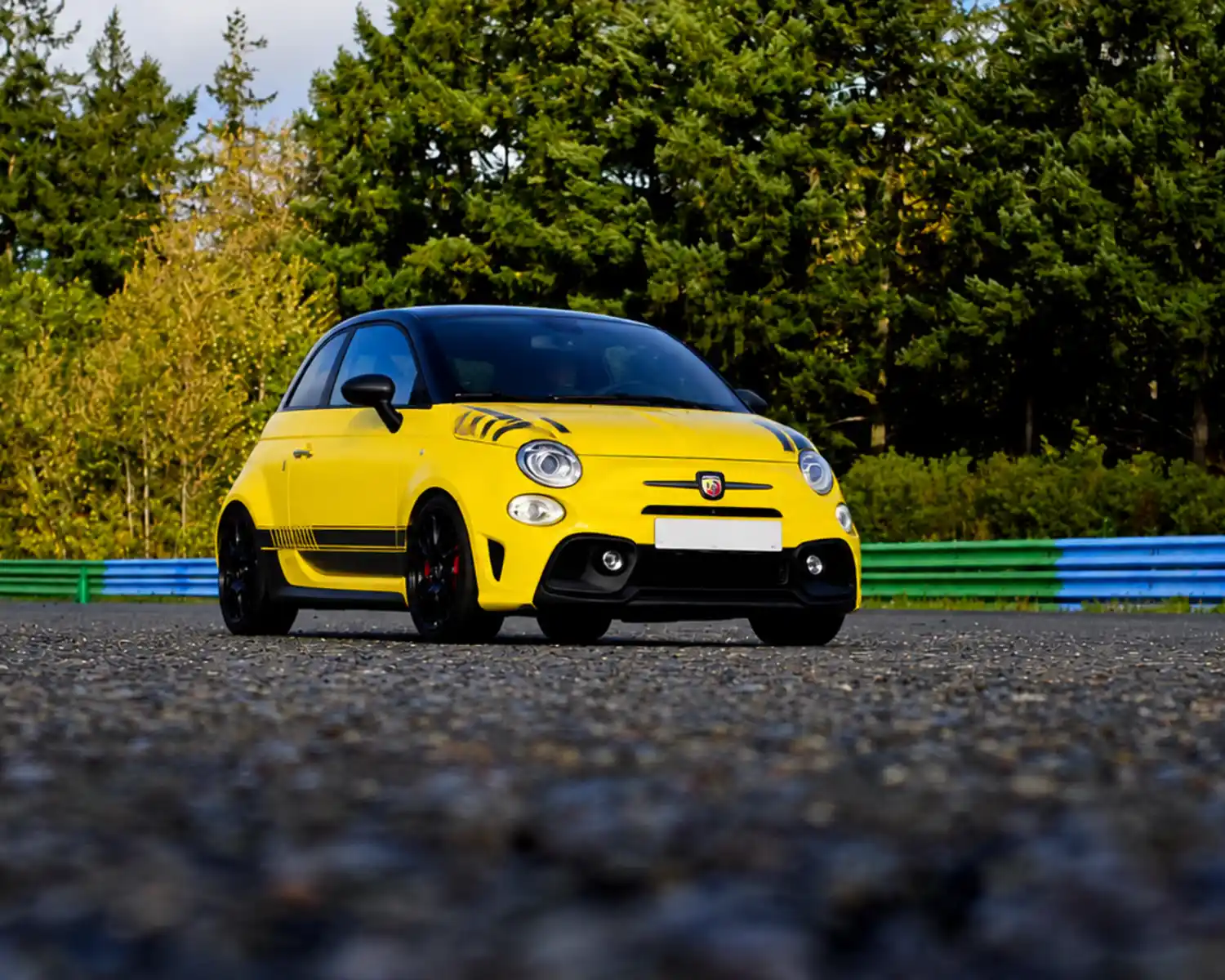 Vue avant Fiat 500 abarth sur circuit