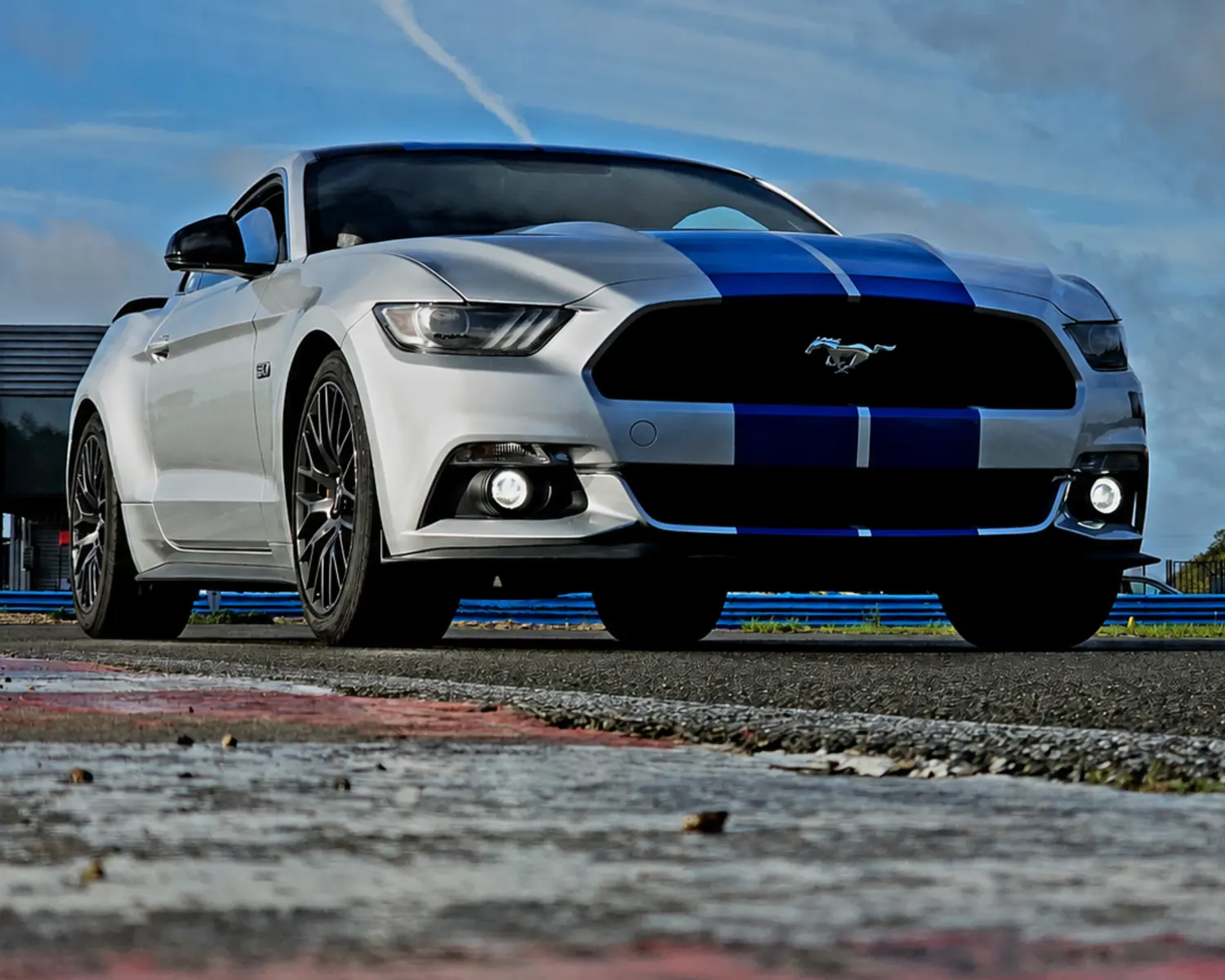 Ford Mustang V8 de face