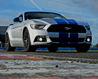 Ford Mustang V8 de face