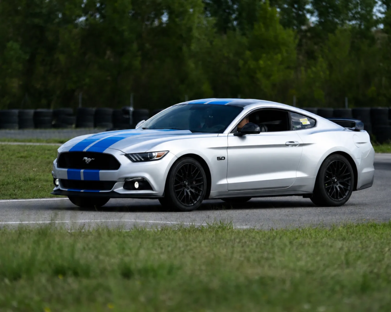 Ford Mustang V8 sur circuit