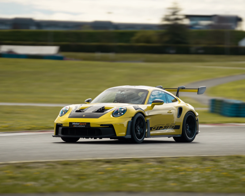 Porsche 992 GT3 RS sur le circuit de la Châtre