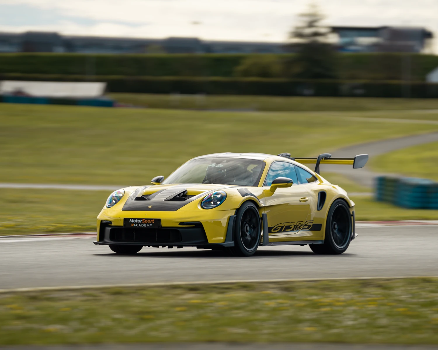 Porsche 992 GT3 RS sur le circuit de la Châtre