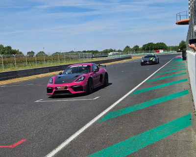 Porsche GT4 RS sur le circuit du val de vienne