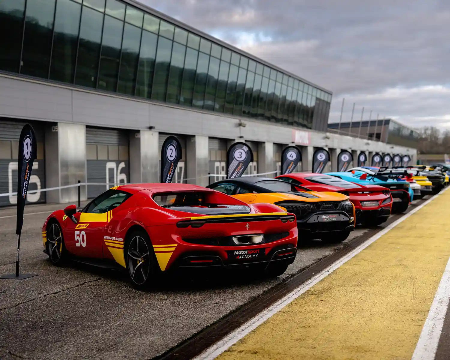 Paddock Nogaro avec Ferrari 296GTB, Mclaren Artura, Ferrari F8 Tributo, Lamborghini STO