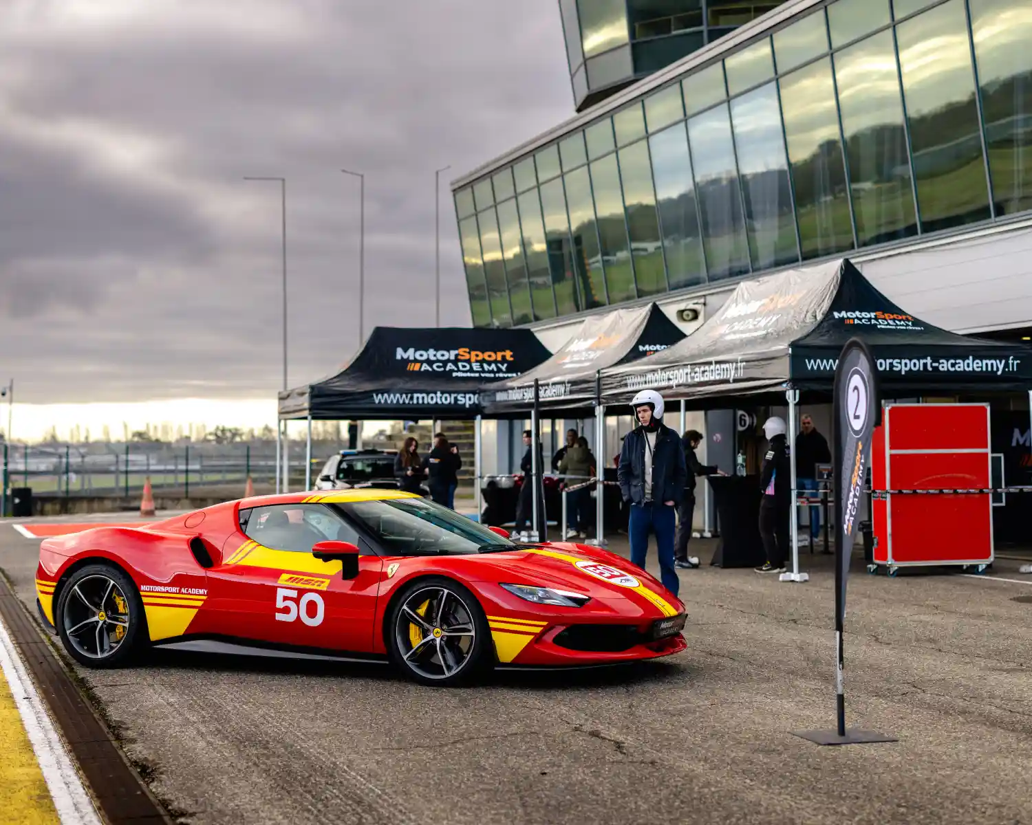 Paddock Nogaro avec Ferrari 296GTB.